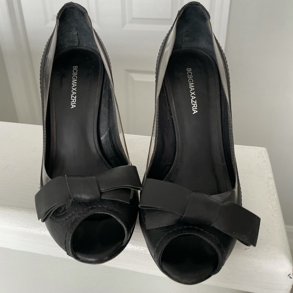 BCBG MAXAZRIA Black pumps with clear details and bow in size 5
